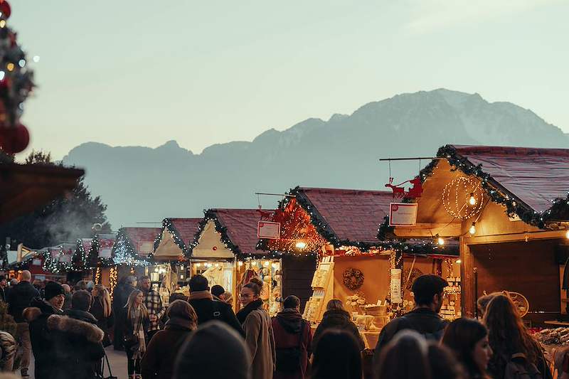 Weihnachtsmarktstände von Montreux Noël mit Bergen im Hintergrund