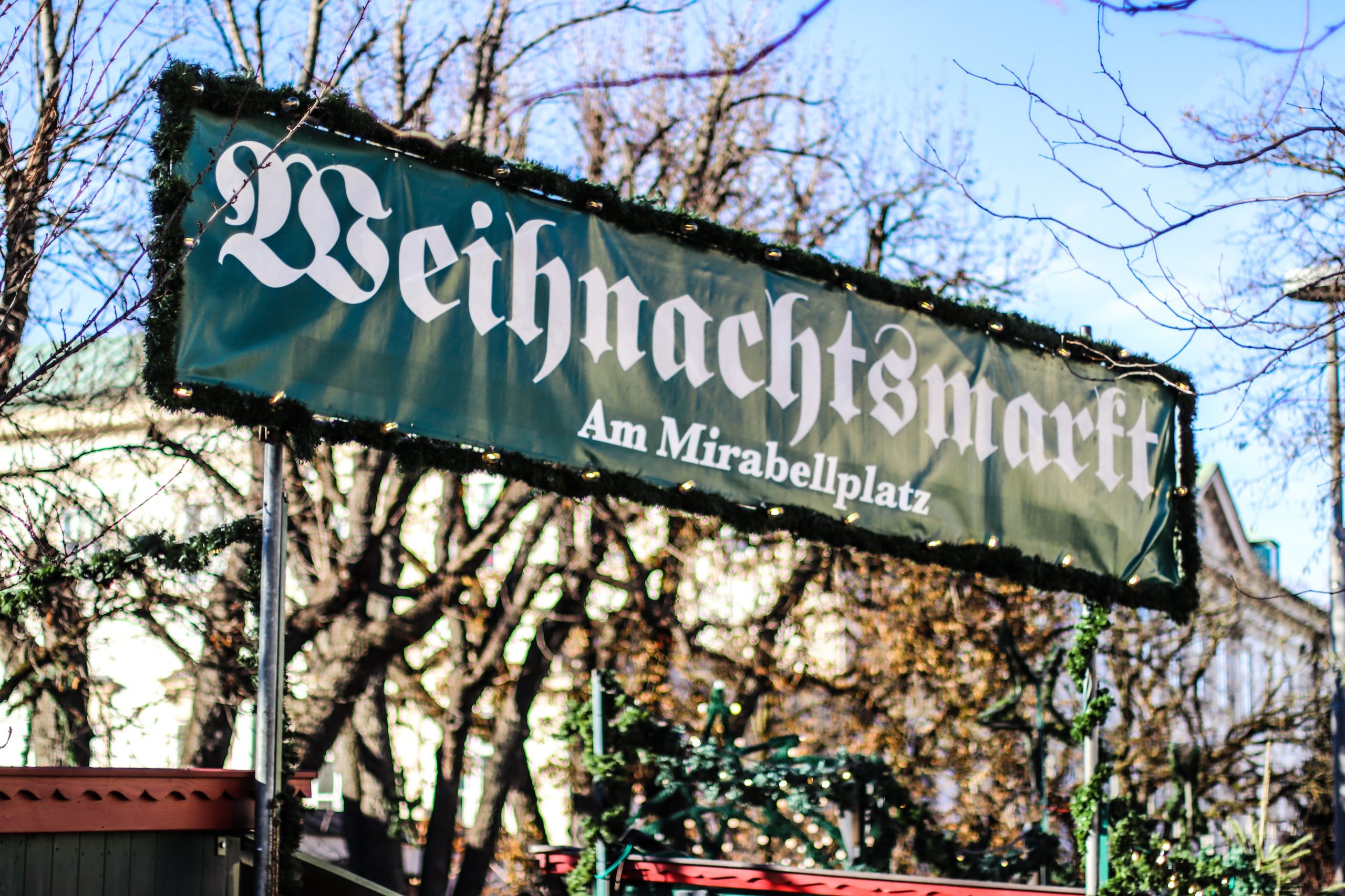 Festlich beleuchteter Eingang zum Weihnachtsmarkt am Mirabellplatz in Salzburg